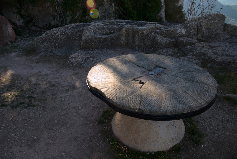 Kamenný stôl