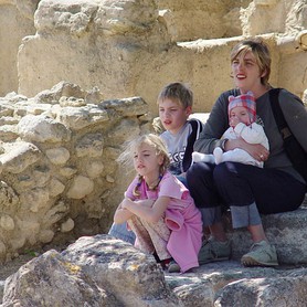 Nemecká rodinka pózuje tatíkovi v Knossose